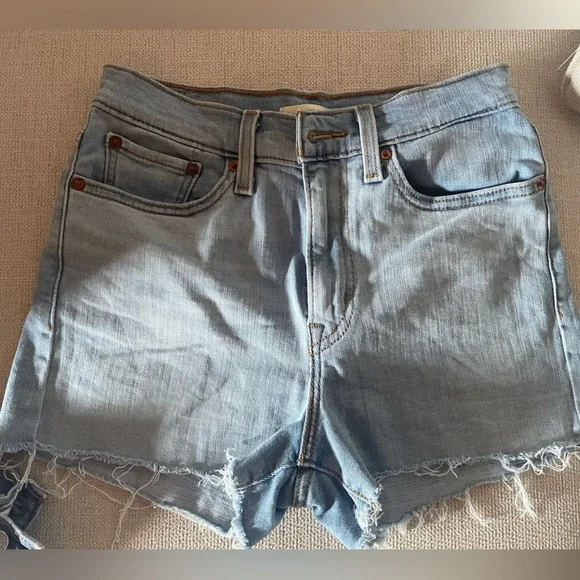 Levi’s High Rise Shorts - Picture 1 of 2
